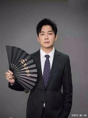 油腻大叔发型2020流行发型,40岁大叔雅痞风格侧背小卷发型