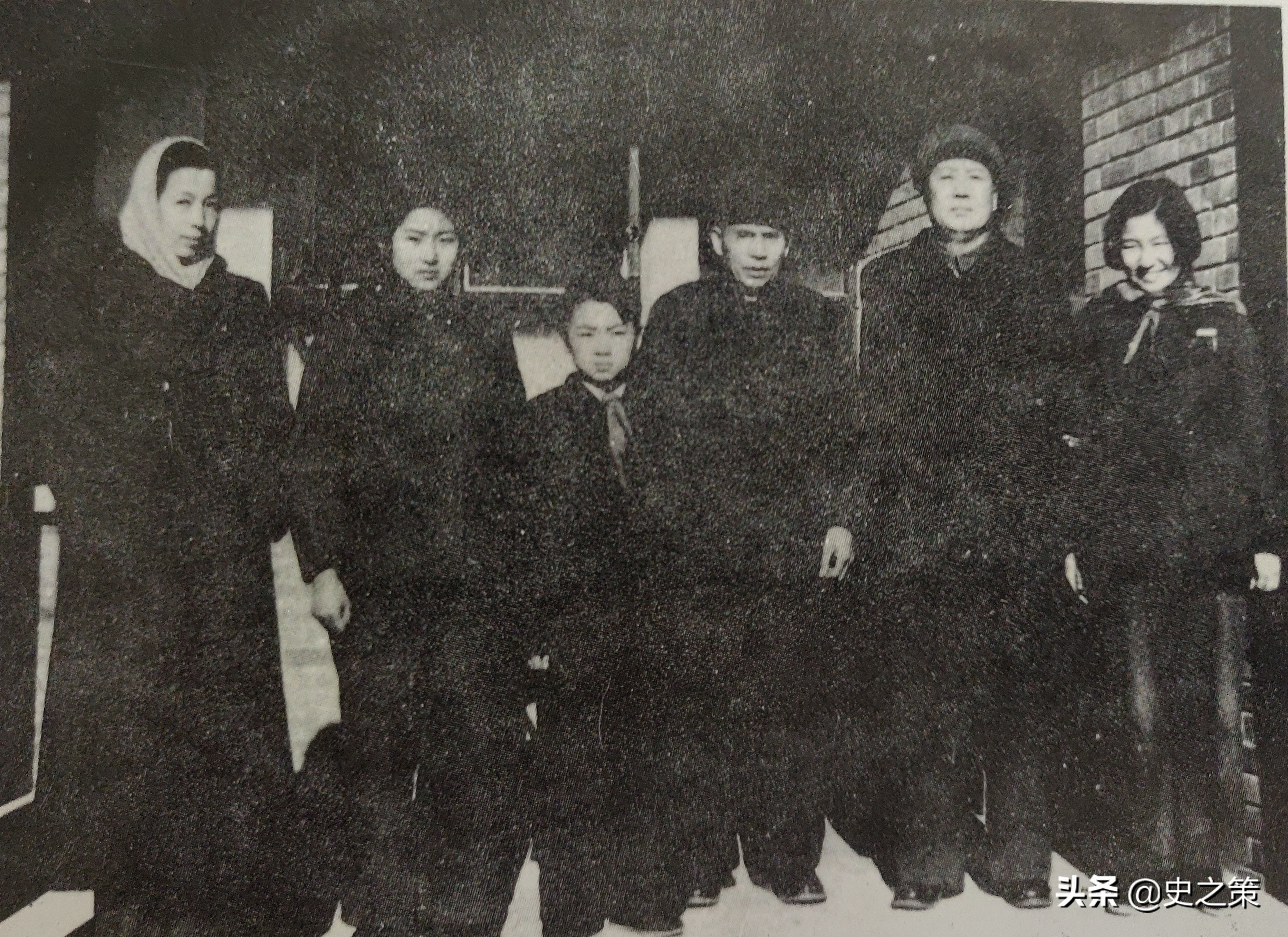 1953年湖南9岁小孩进京，喊毛*东泽**外公，毛*东泽**：给100元送回长沙