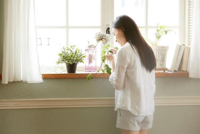 微小说：住在三楼的女人