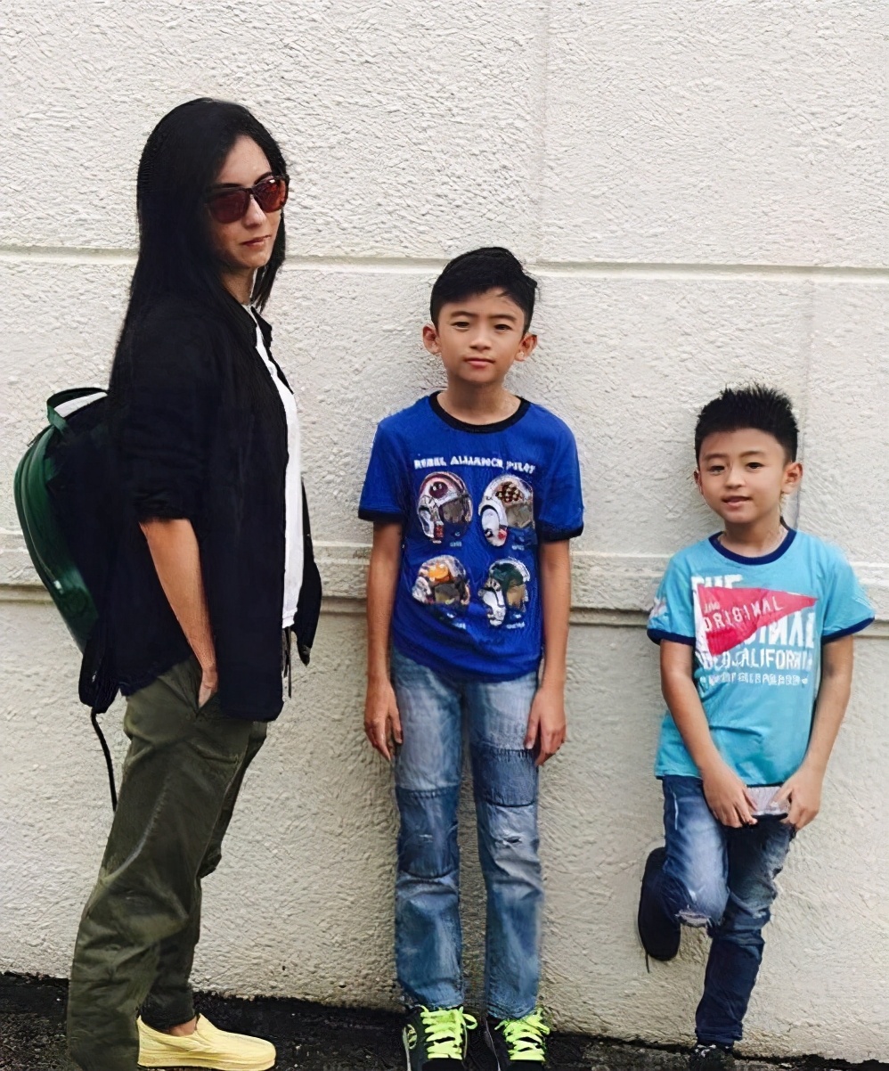 曝张柏芝受伤走路靠拐杖，脚腕缠纱布，谢霆锋忙晒美食太冷漠？