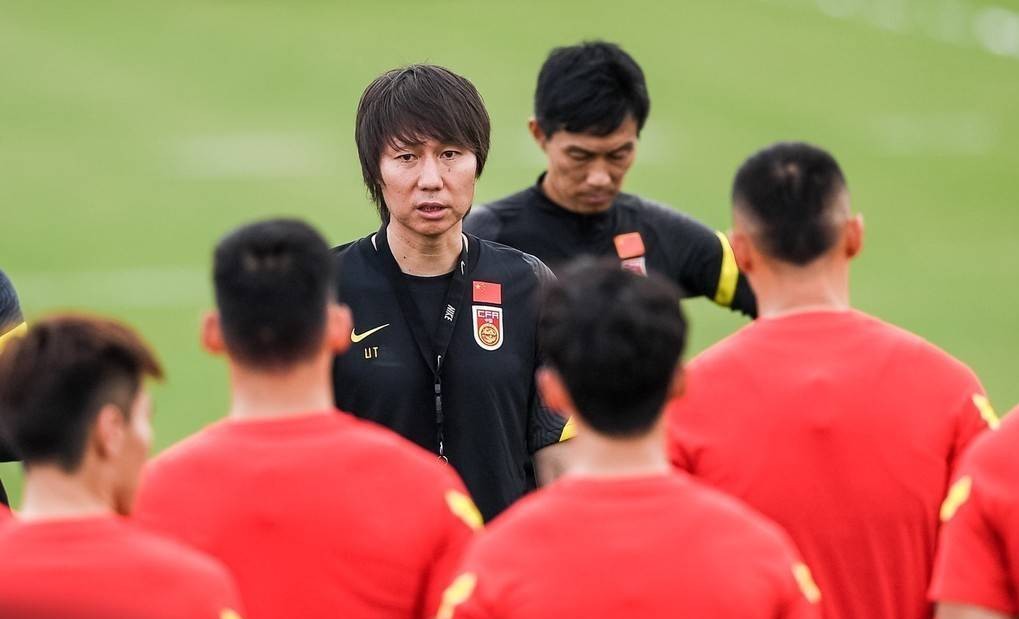 足球比赛实力相差悬殊的两个队,抛开成绩和实力不谈