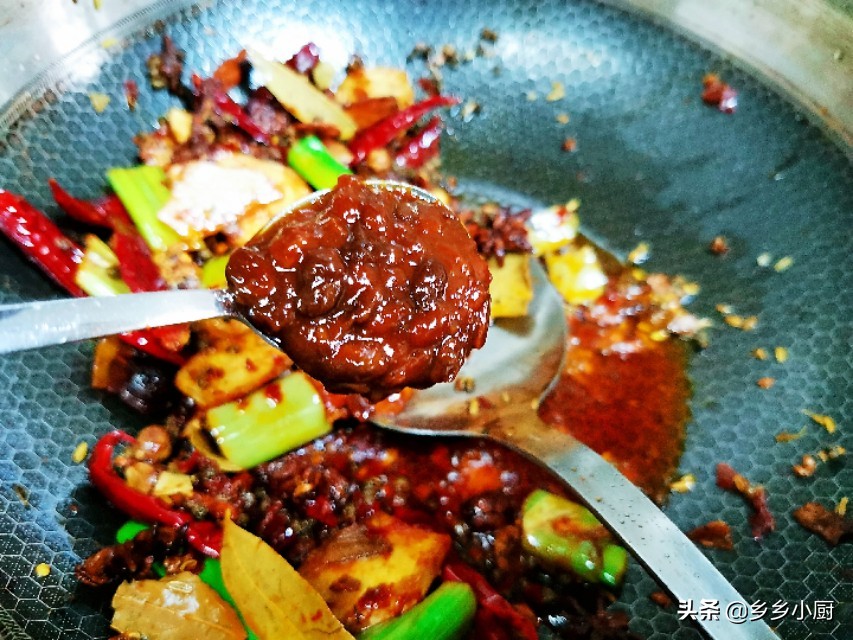 鸡锁骨这么做，色泽红亮，麻辣鲜香，网友直呼太馋人了，求做法