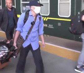 多男子手持长刀长棍打人后续,男子持刀被铁棍打