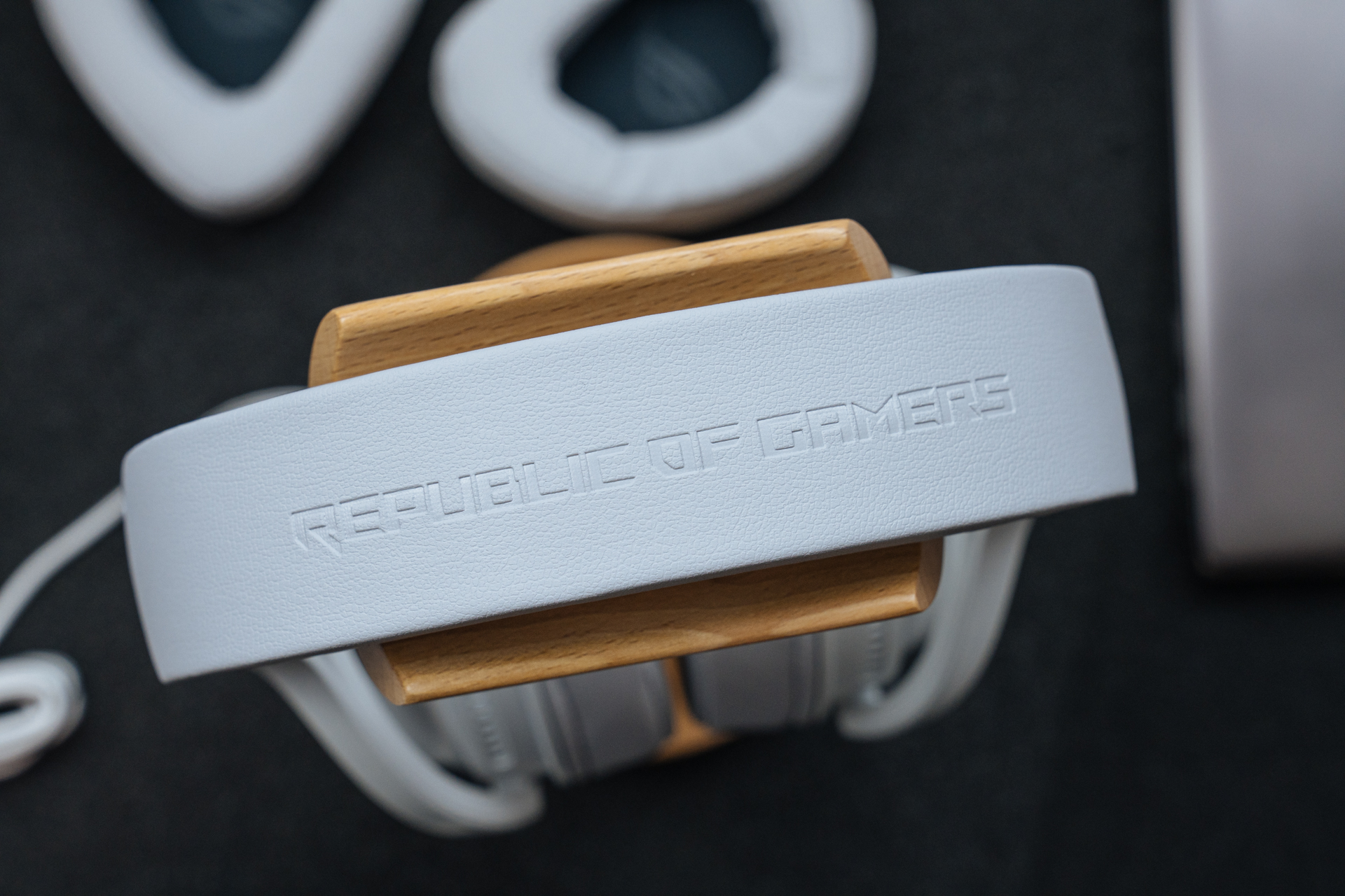 华硕rog月耀白蓝牙耳机,华硕rogdelta耳机评测