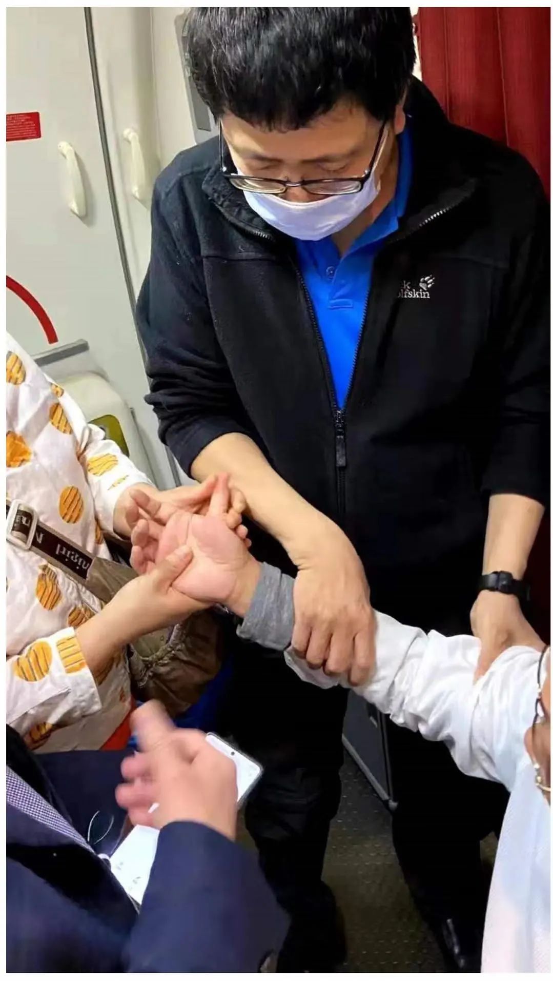 万米高空乘客突然发病，中医针灸大显身手！（附采访视频）