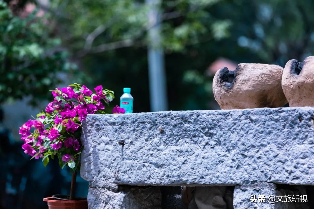 十年后再次走进朱家峪，被村里的几个摊煎饼的大妈纠缠着买煎饼