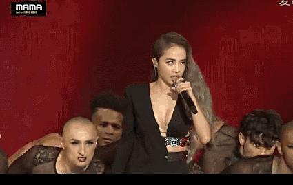 蔡依林的18年老粉儿,蔡依林一身红蓝