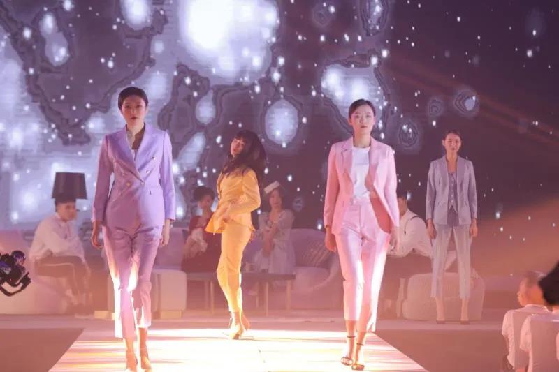 Mr.C+与峰上大宅装饰达成战略合作联盟,又多了一位强力的小伙伴