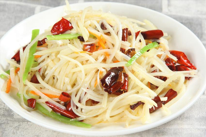 土豆丝放什么浸泡会不粘锅,炒土豆丝要焯水要几分钟会熟