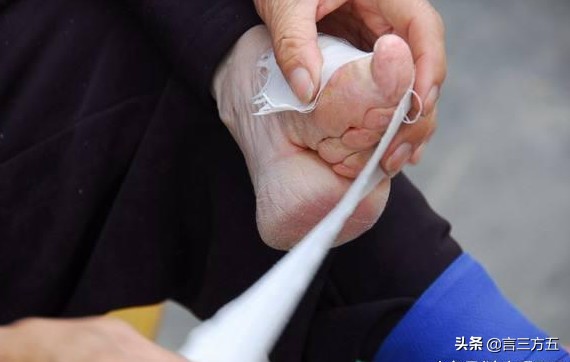 古代女人的“三寸金莲”有多小？这种“变态美”让人发憷！