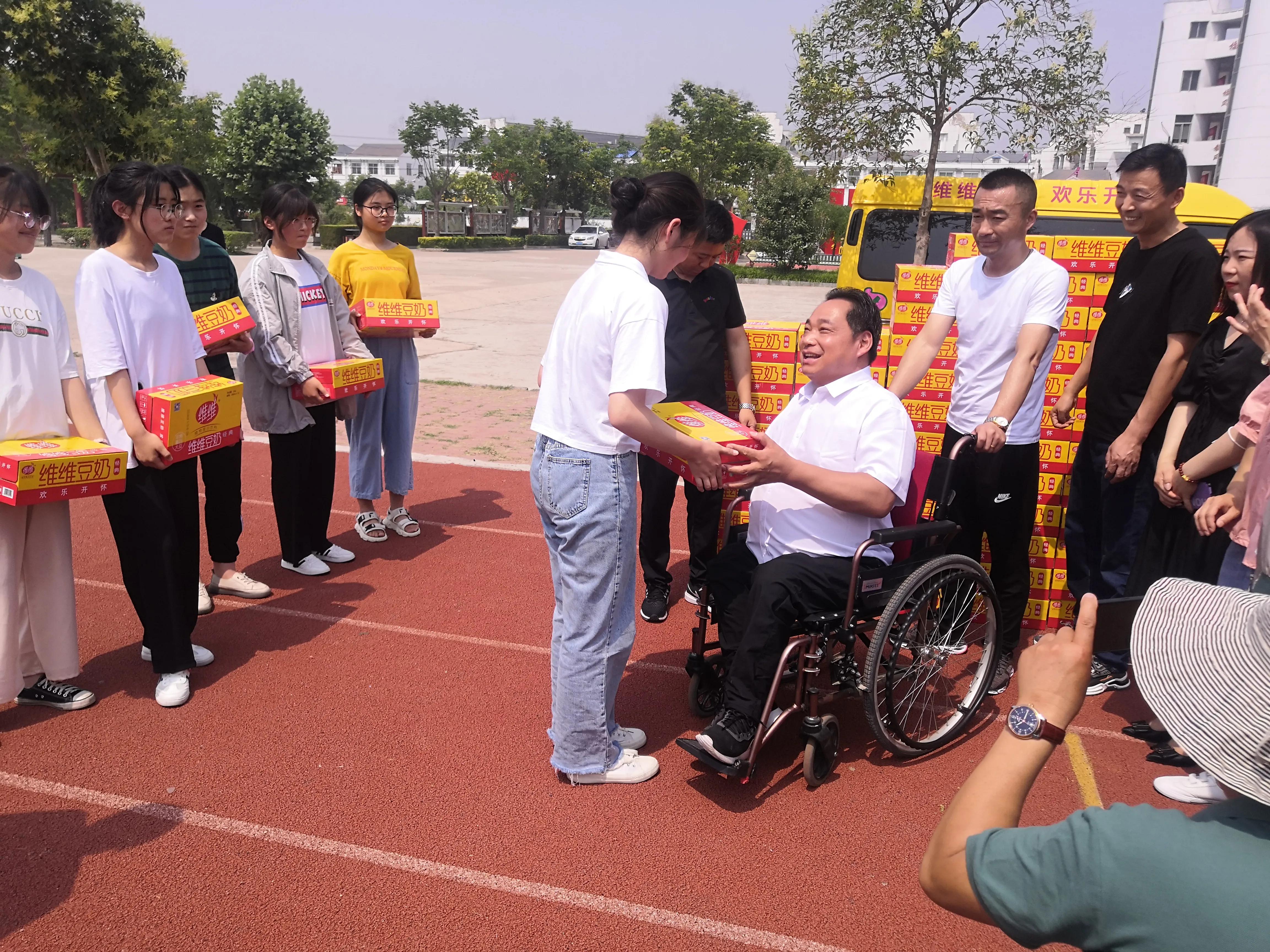 沛县敬安中学举行2021届毕业生感恩暨爱心人士张言海捐赠活动