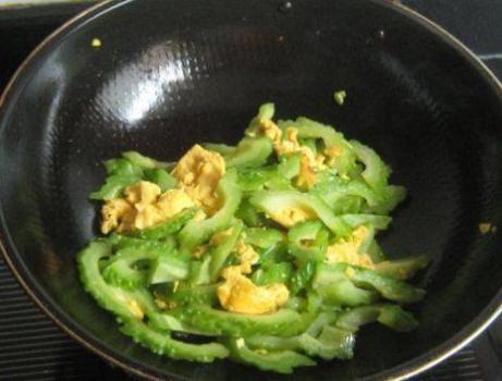 苦瓜怎么炒不苦又好吃不变色,苦瓜怎样炒不苦和好吃