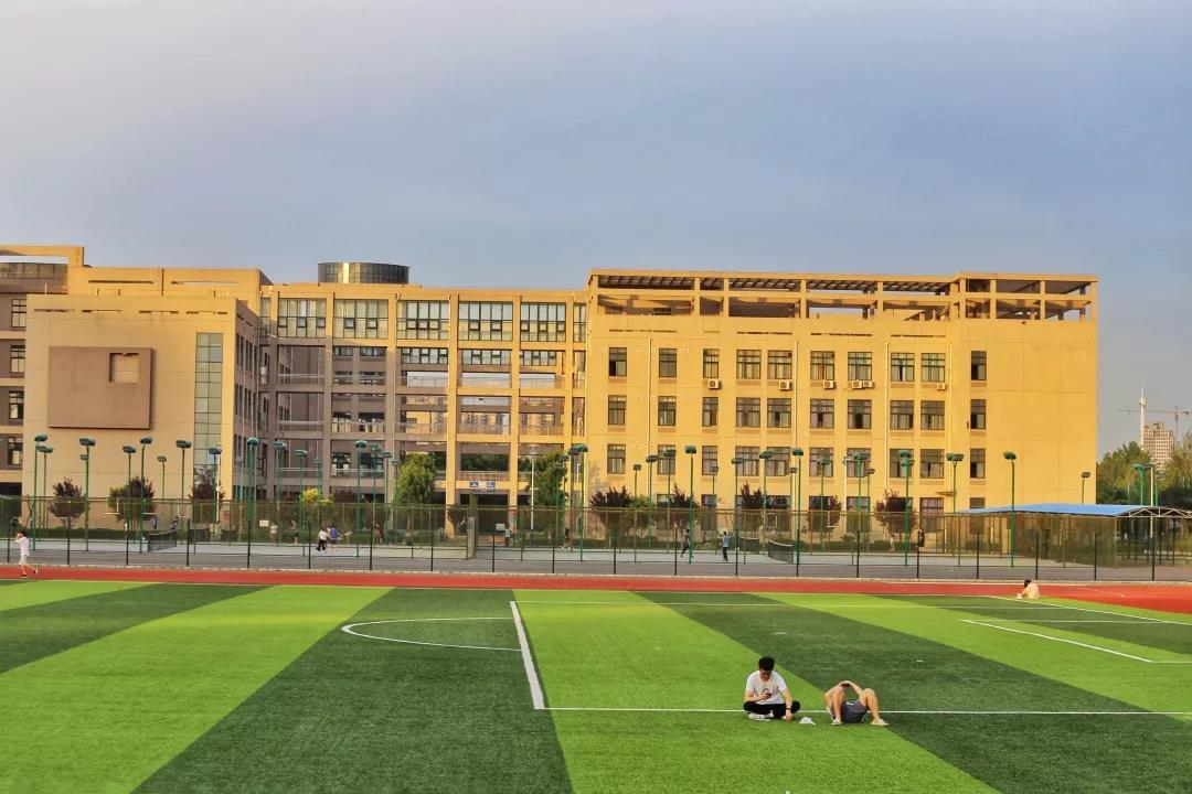 陕西超壕大学：宿舍自带电梯，落地窗、自助浴室、洗衣房配备豪华！