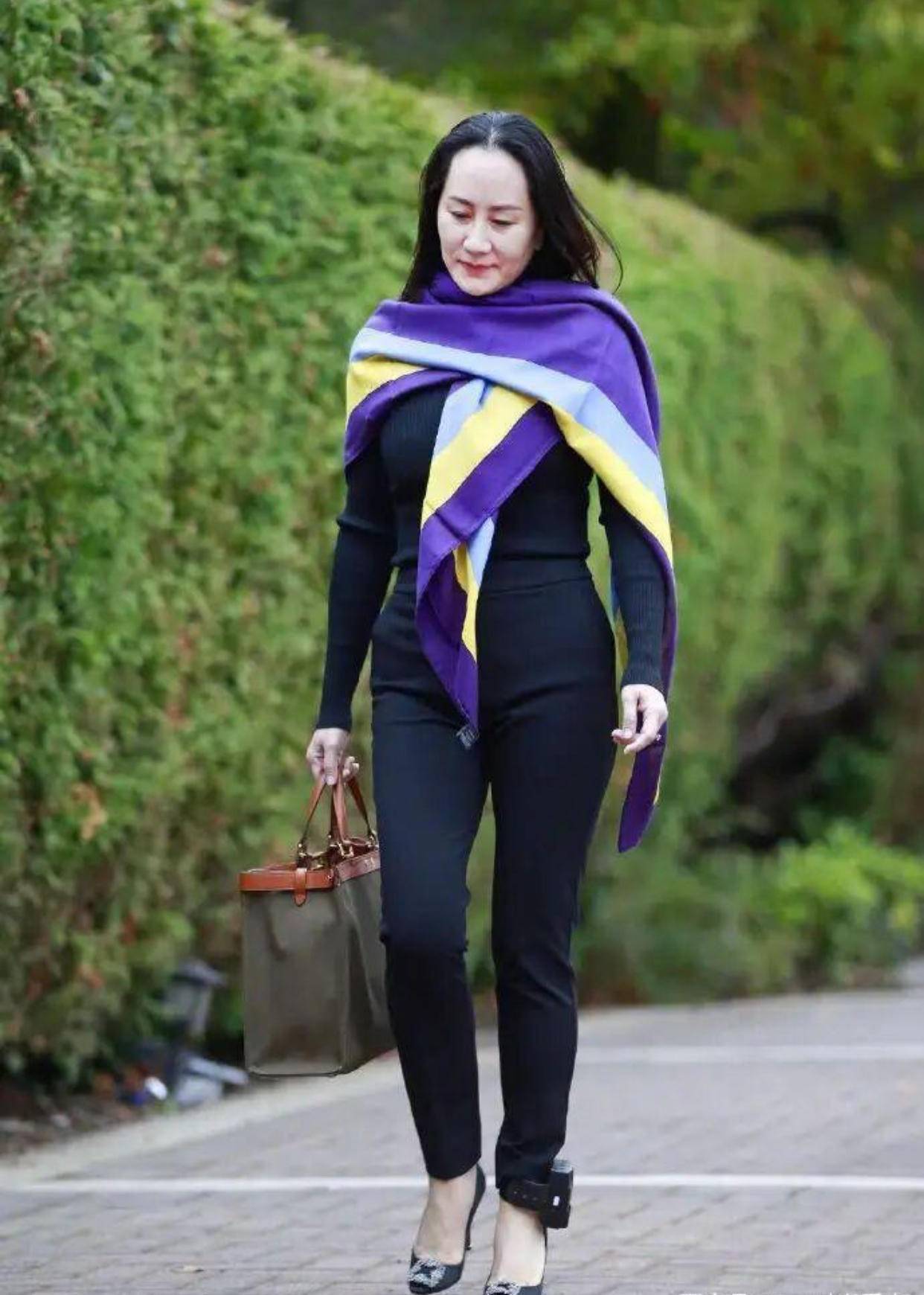 孟晚舟丝巾搭配图片,孟晚舟巾帼不让须眉的气质