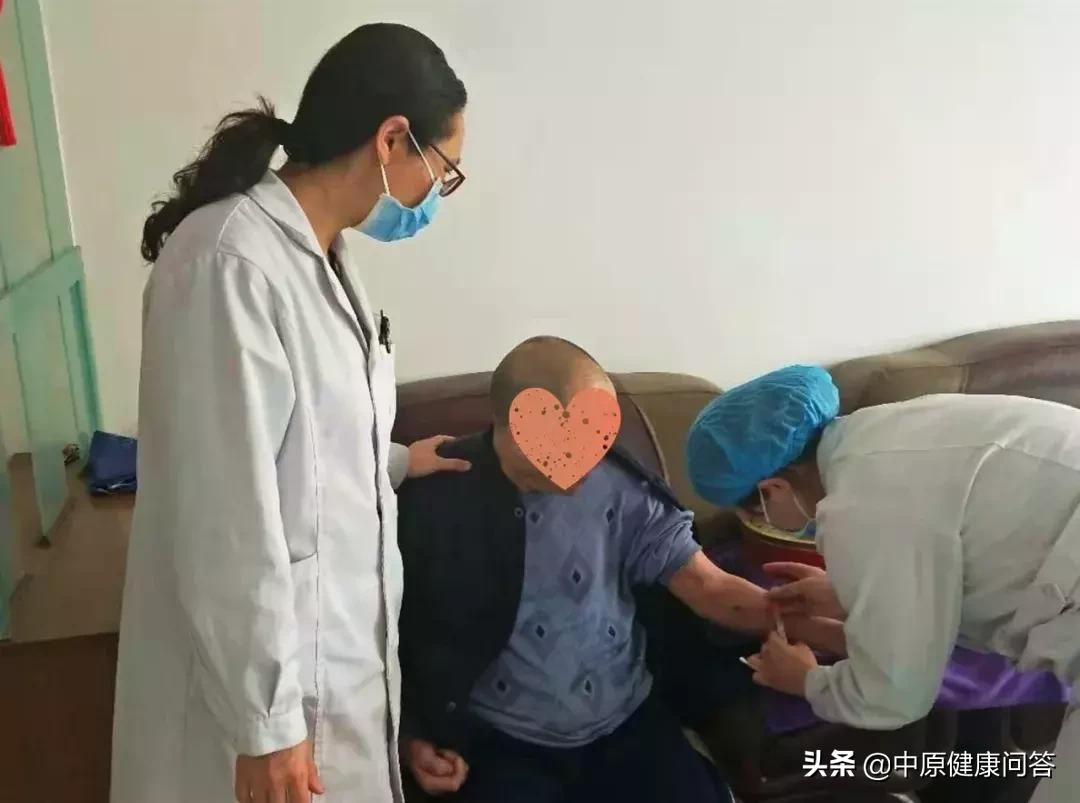 92岁老大爷家住5楼下不来，医生到家服务