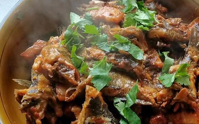 炖鱼时用热水还是凉水教你一招,炖鱼放开水还是放凉水鱼肉嫩呢