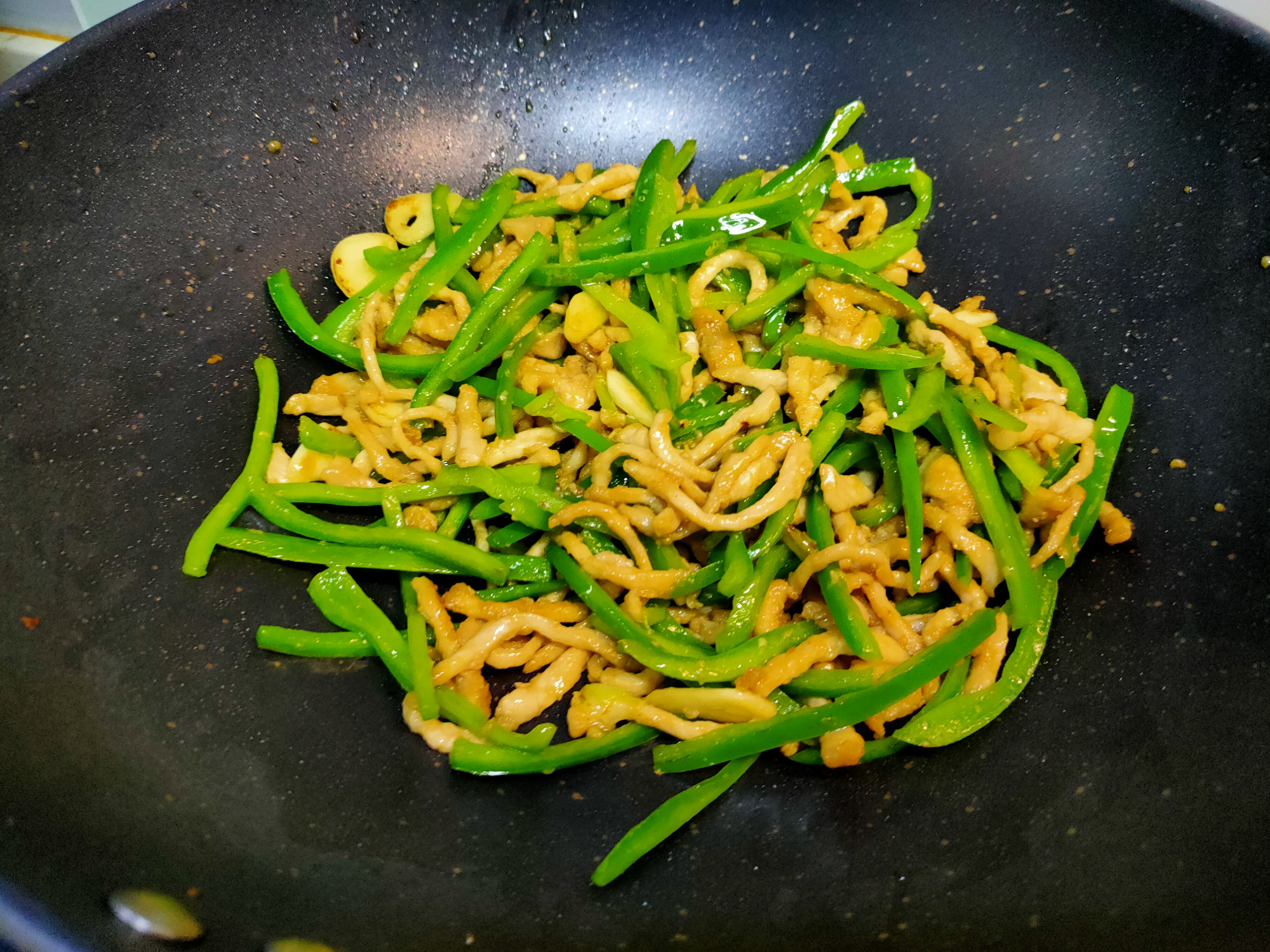 炒肉丝不嫩不入味还粘锅？大厨教你“三个妙招”，嫩滑入味不粘锅