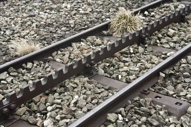 轨道下的碎石子是啥?为啥火车轨道下面要铺,高铁轨道上却不用