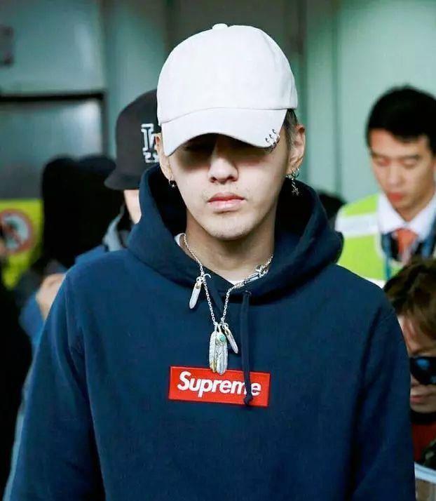 手机X潮牌跨界引风波，Supreme意大利：我也是正统！