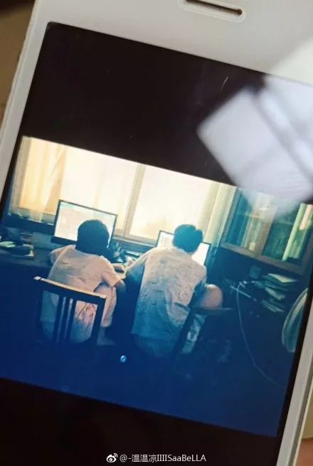 父母秀恩爱对子女的好处,父母特别秀恩爱的方式