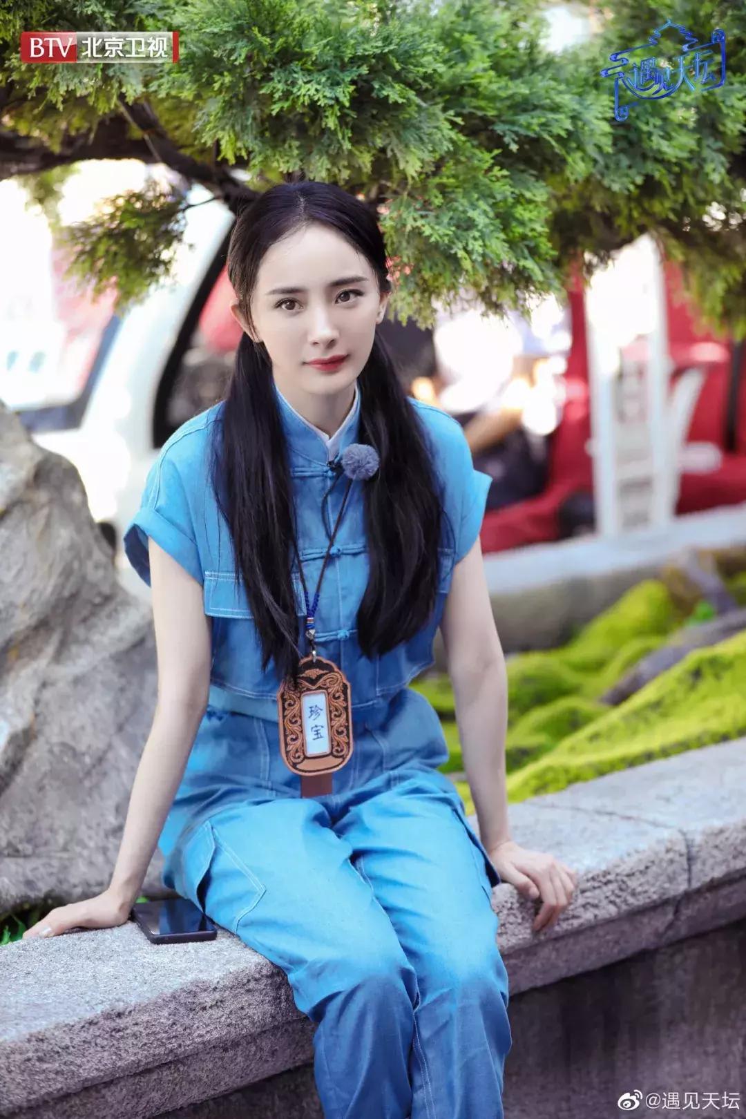 杨幂热巴baby双马尾气质动人,ab杨幂同框