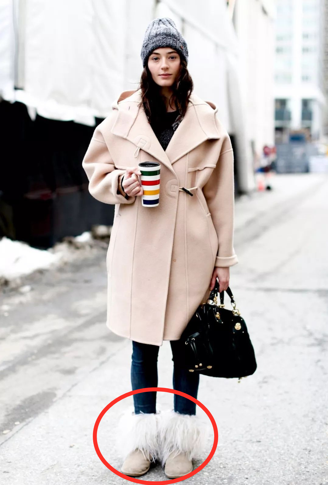 关晓彤穿粉红色羽绒服,关晓彤穿黑羽绒服