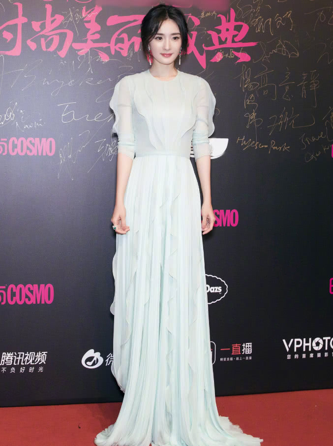 杨幂的气质真是绝了,参加活动穿“海浪裙”,美出了新高度!