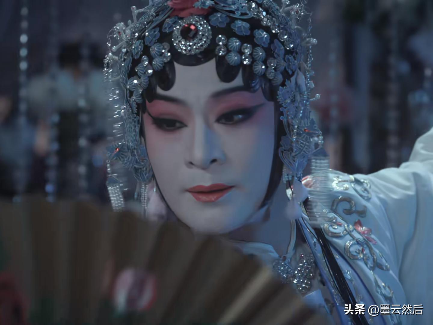 盗墓笔记解雨臣为什么烧了戏服,盗墓笔记里解雨臣青衣扮相