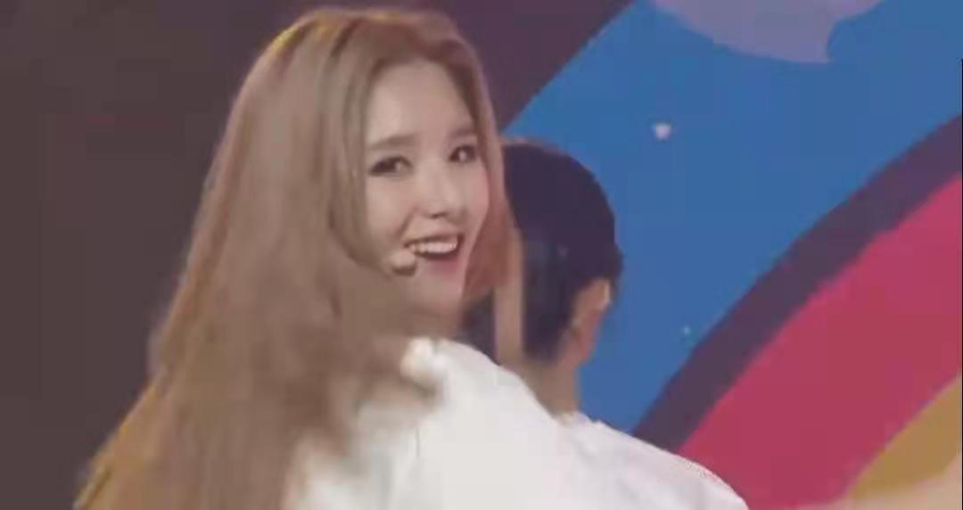 韩国女团穿“开裆裤”唱跳！露黑色*裤底**显不雅，迷惑穿搭遭吐槽