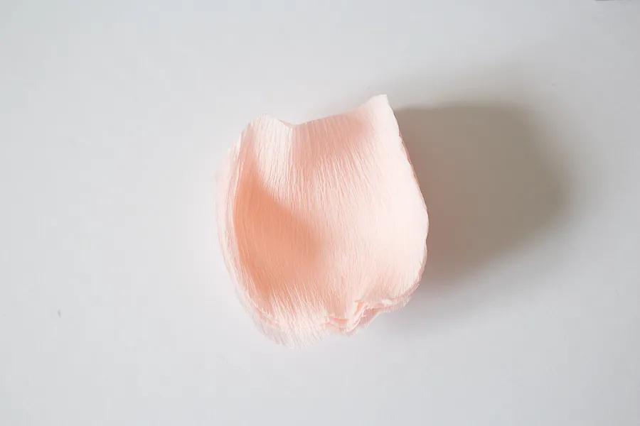 用手工纸做出来的花型装饰,软皱纹纸手工花