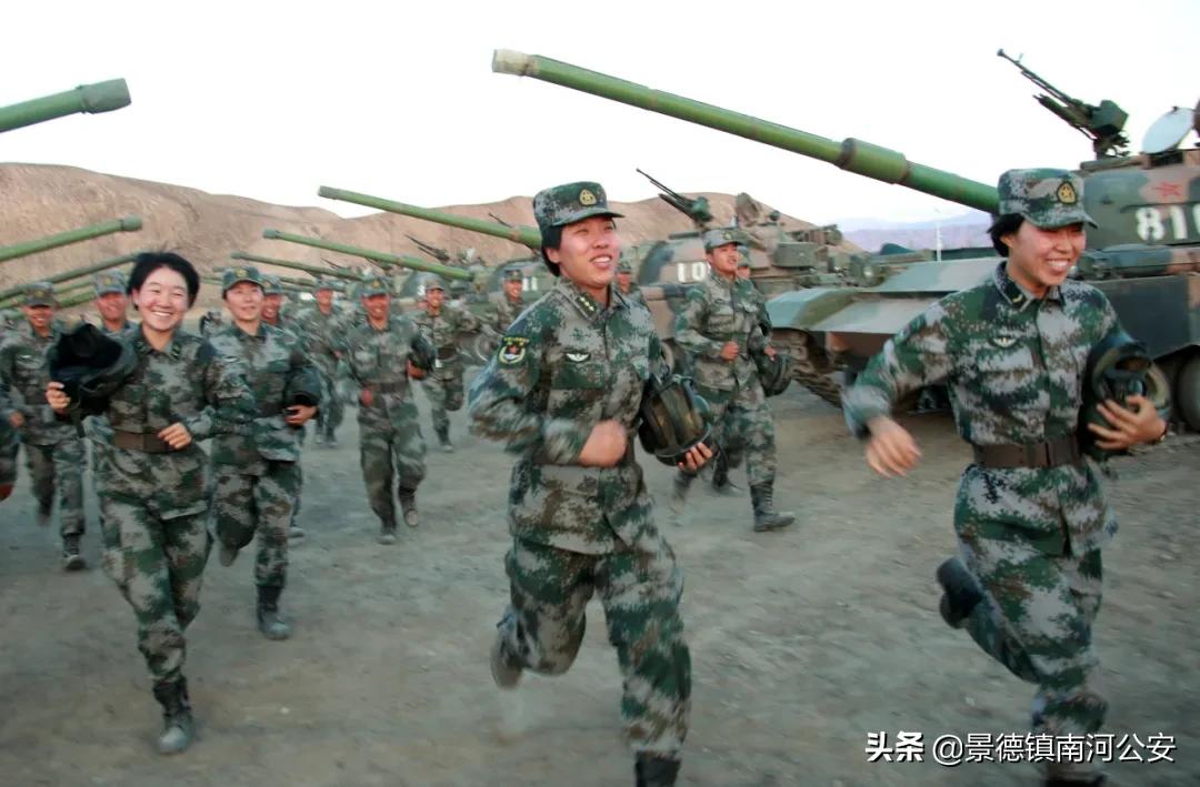 马和帕丽：“天山之花”，在铁甲洪流中绽放