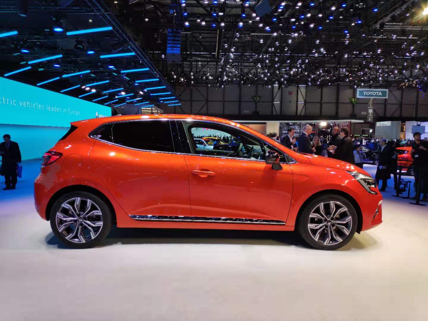 新雷诺clio在日内瓦亮相,全新clio测试谍照雷诺现款