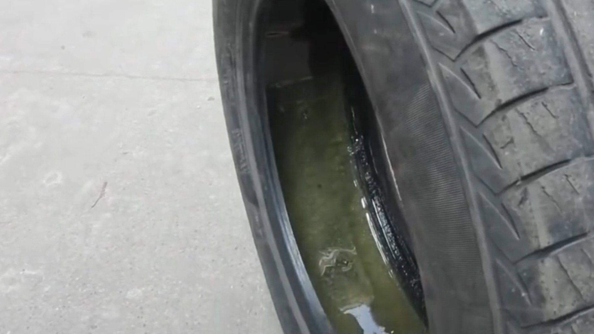 自己制作防扎胎神器,牛人发明轮胎防扎胶