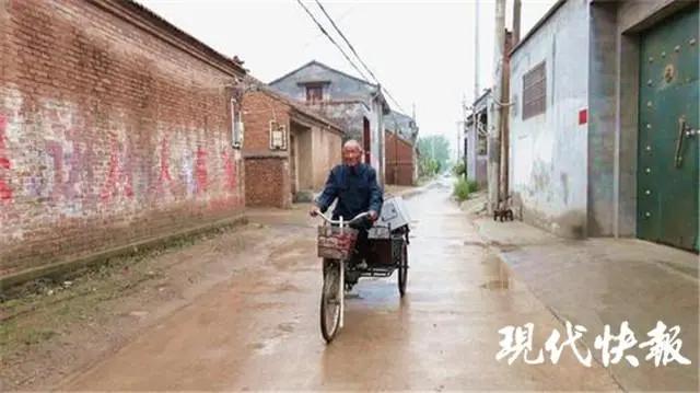 煤球炉里藏2万元,老人收废品掉出一包东西吓得报警