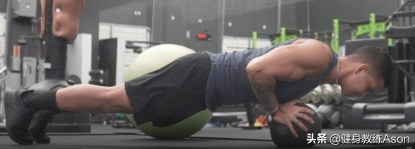 俯卧撑如何快速增肌,如何用俯卧撑增加臂围