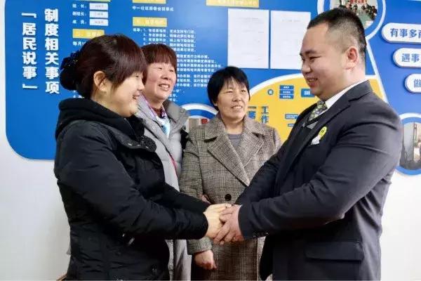 宁波这个小区的物业经理厉害了！听说他要调走，业主拍桌子说“不同意”！