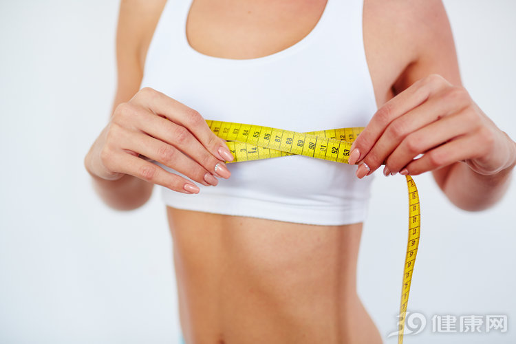 女性想要胸部更紧实练哪个动作,女人想要胸部结实做什么运动