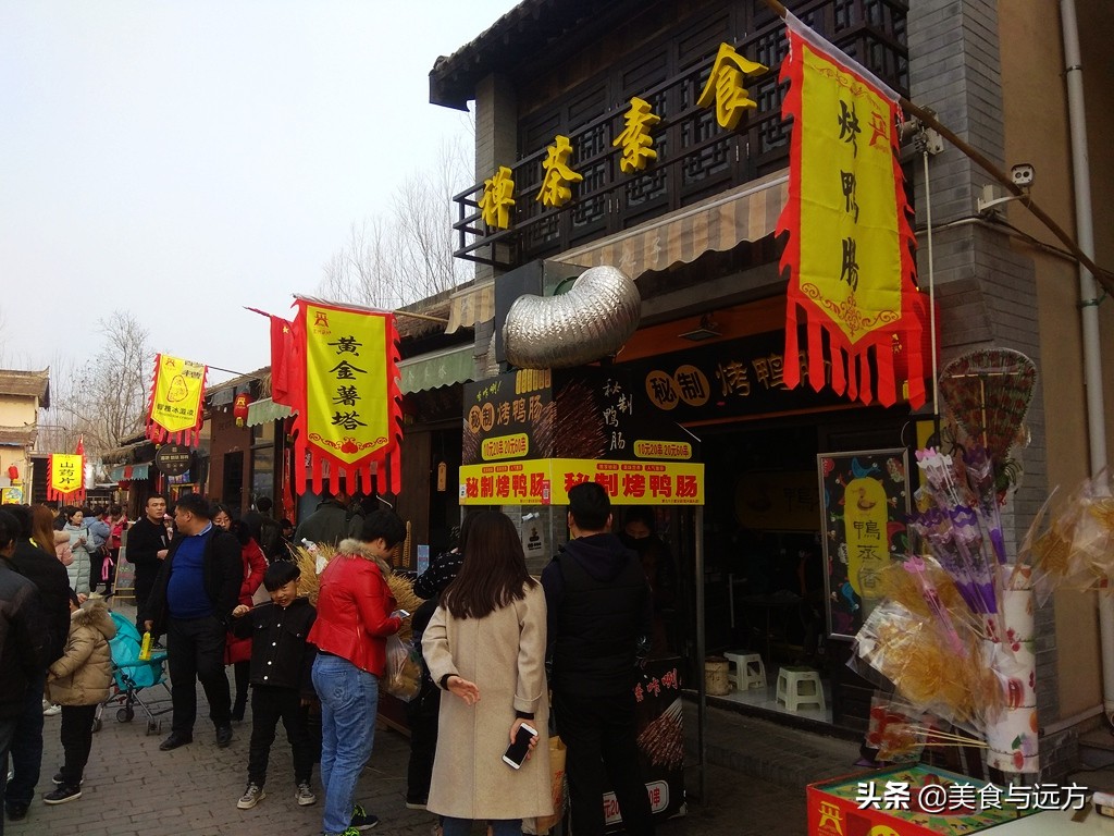 渭河岸边的民俗村，拆拆建建4年了，至今依然人气挺高