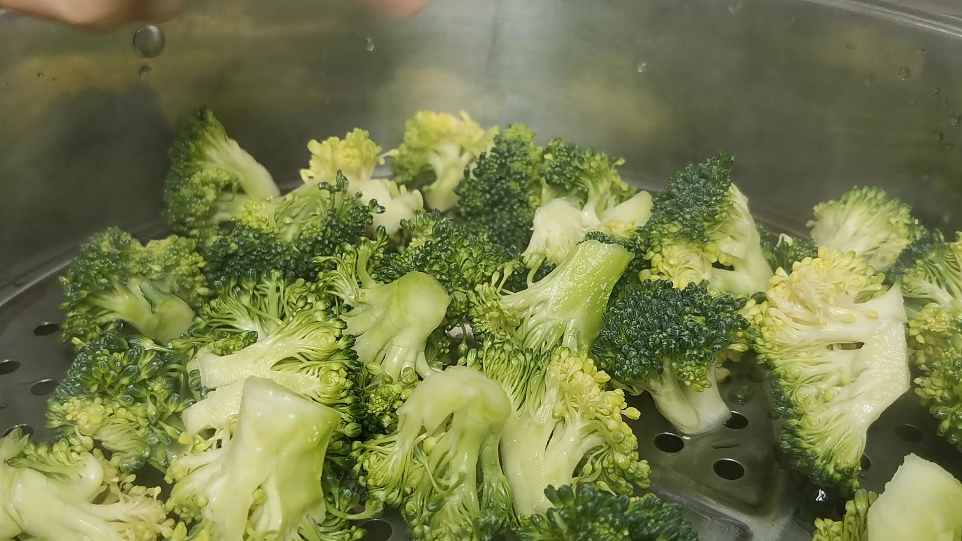 炒西兰花焯水的正确方法,西兰花可以不焯水直接炒吗