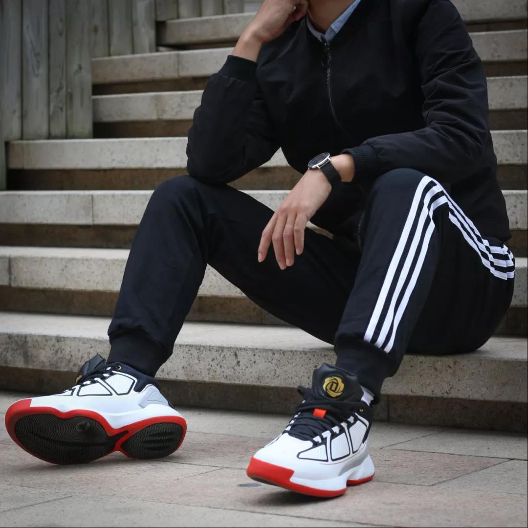 春天打球穿的运动裤，把裤脚扎进球袜里，腿粗的人也能穿