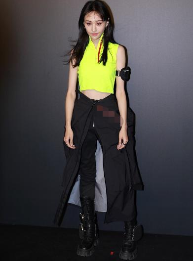 难怪很多明星学表情管理，郑爽大笑时鼻子变得超级尖，瞬间成焦点