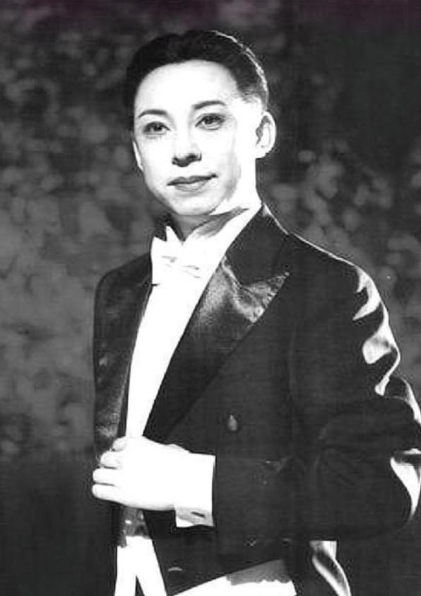 1988年，人大会议上*小平邓**正要抽烟，收到陌生纸条：请你不要吸烟