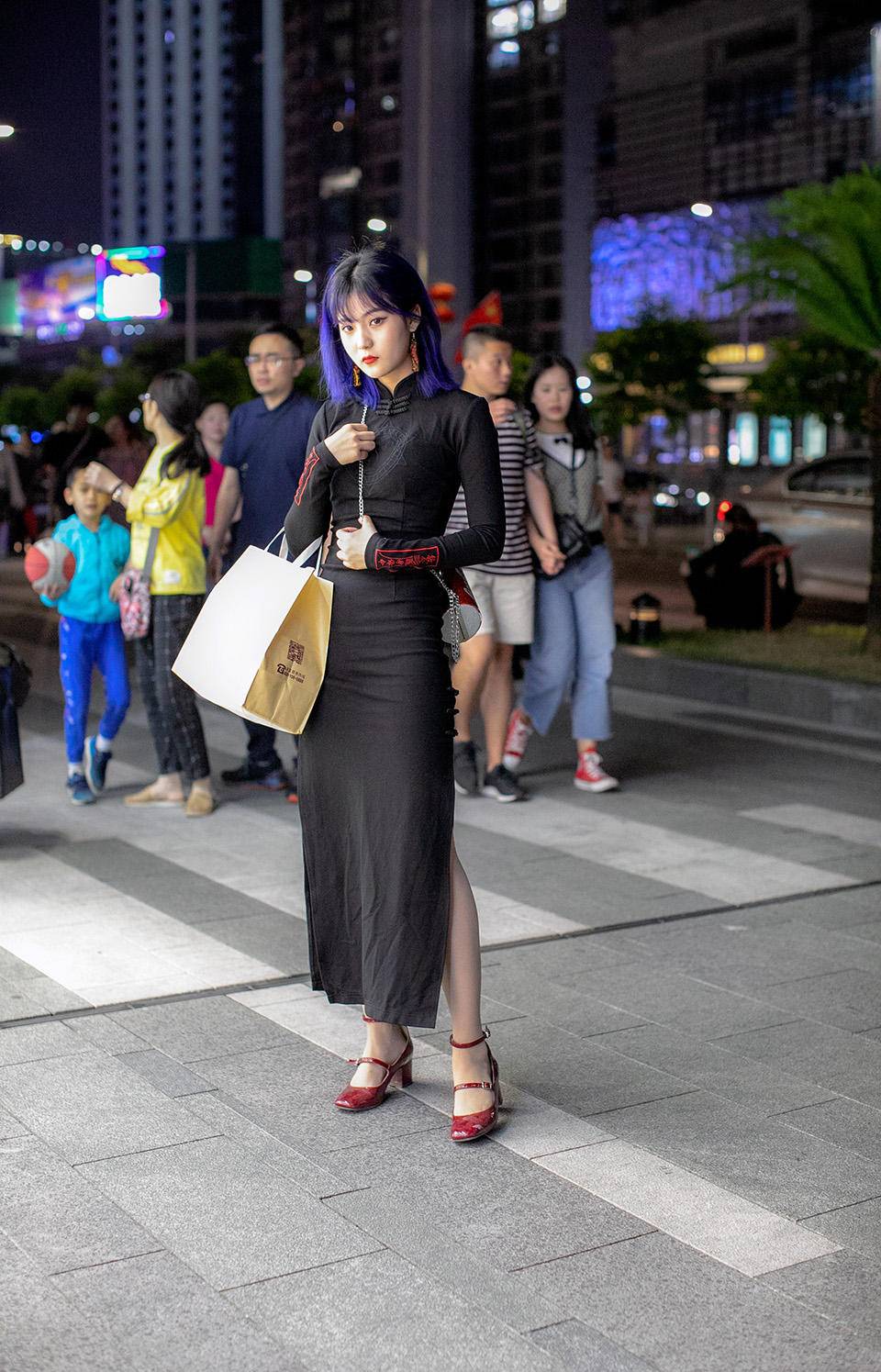 街拍夜晚潮人穿搭，时尚牛仔裤百搭不厌，黑色系搭配更具神秘优雅