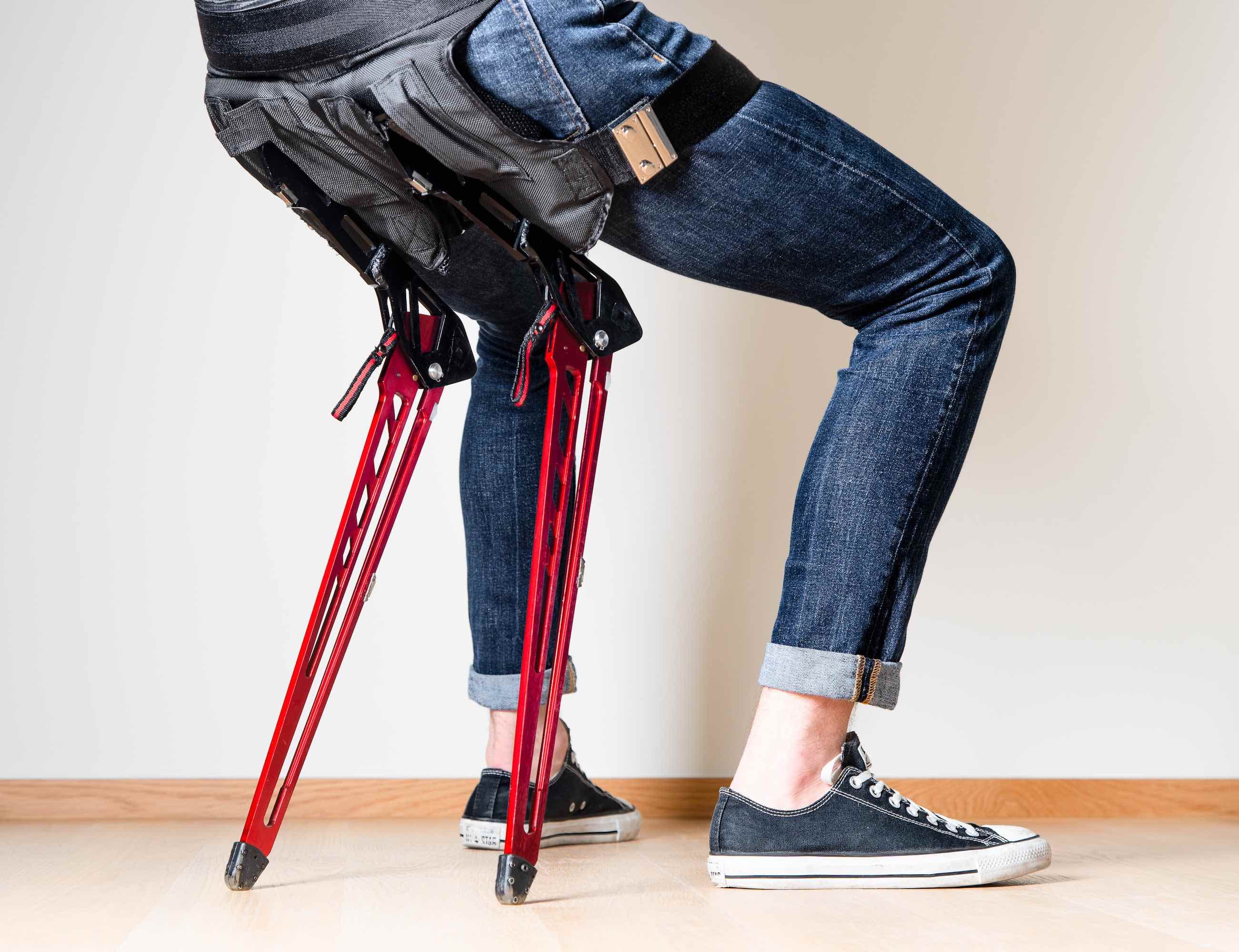 这个小马扎能穿在身上，感觉腿累了，可以随时随地坐下来休息