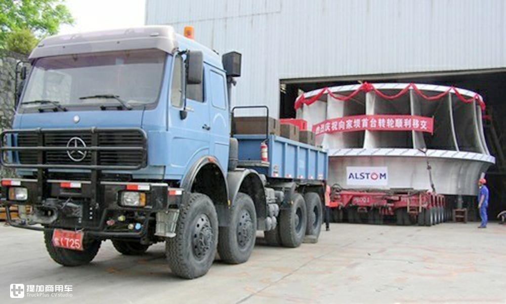 当年国家建设的主力军，排量达惊人的18升，实拍奔驰NG4850大件车