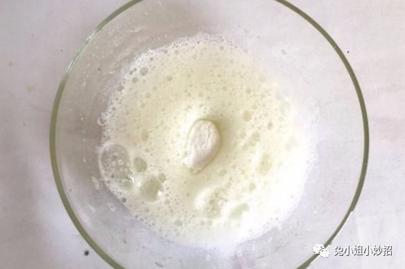 白衣服的领子发黄怎么处理,蓝色衣服领口发黄怎么办