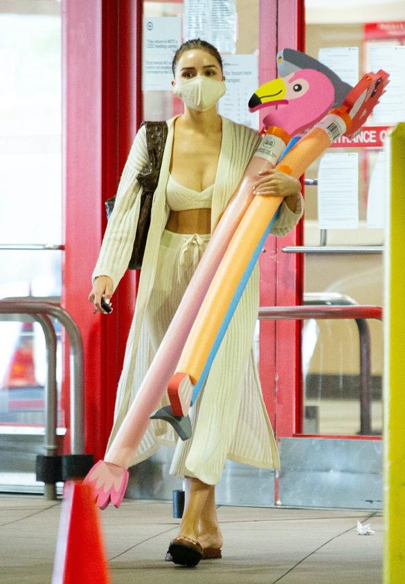 奥莉维亚·库尔普身穿长款条纹雪纺开衫,轻盈飘逸,仙气十足