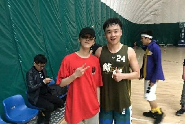 网友偶遇鹿晗邓超撒贝宁打篮球,网友偶遇鹿晗关晓彤打羽毛球