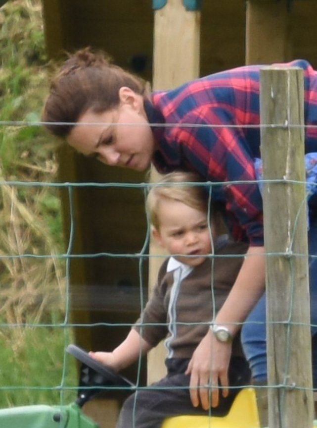 凯特用童车推路易小王子逛公园私下带娃的样子有点土