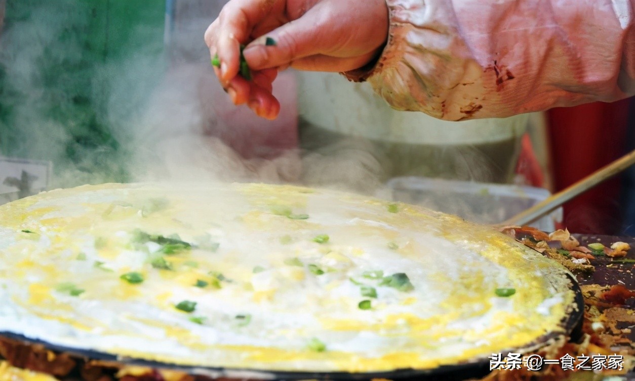 去天津一定要品尝正宗的煎饼果子,天津早饭一般吃啥煎饼果子
